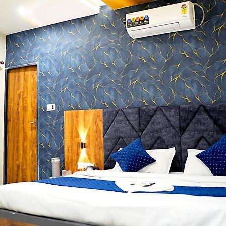 Hotel Mahalok Palace Удджайн Экстерьер фото